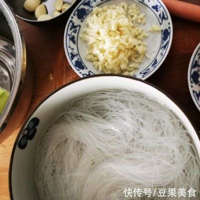 美人水|粉丝什锦蒸丝瓜这样做也太好吃了，每天下饭都靠它