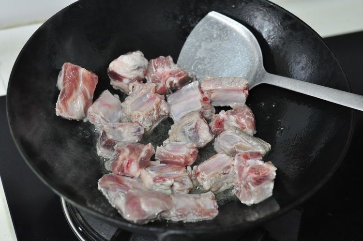 土豆跟排骨一起烧，色香味俱全，越吃越香