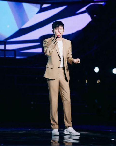 劉雨昕|央視七夕晚會：鳳凰傳奇舞臺驚艷，周深唱腔絕了，王冰冰展現(xiàn)出成熟美