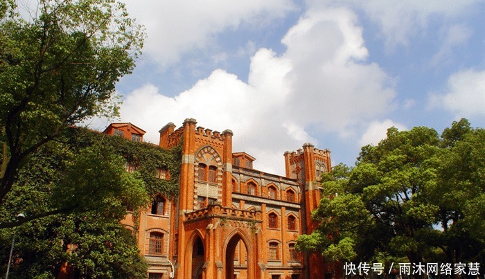 该大学创办于1900年，目前有3个校区，坐落于历史文化名城