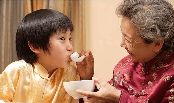 忙着赚钱没时间，孩子交给父母带，长大后成这样，家长后悔不已！