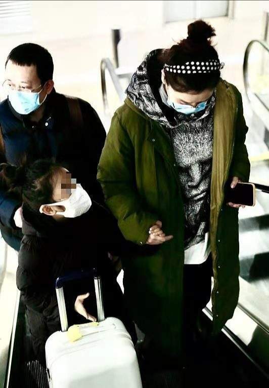 玲花一家三口走机场，老公罕露面气质儒雅，7岁女儿扎马尾好俏皮