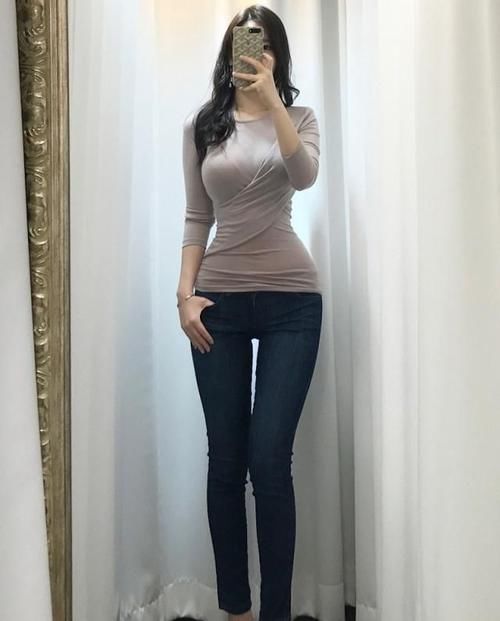 气息|紧身牛仔裤美女的装扮尽显女性柔美气息,在细节中彰显美