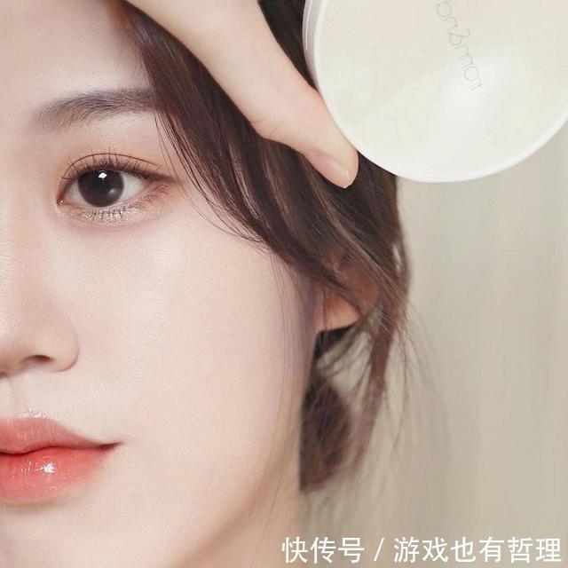 妆感|2021妆容趋势!无妆感、无色彩是重点,推荐裸色水光唇膏