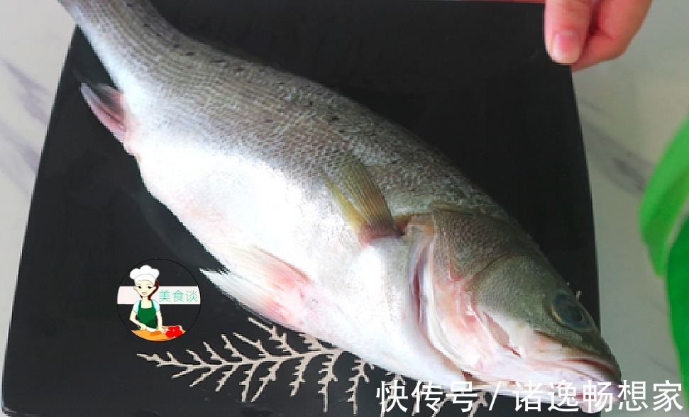 鲈鱼|清蒸鱼时，不能放盐和料酒，大厨教你蒸鱼3技巧，鱼肉鲜嫩不腥气