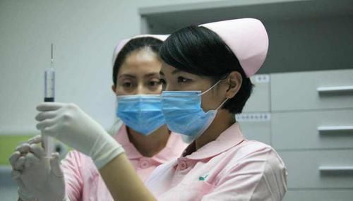 宝爸|爸爸感冒打吊瓶,女儿哭得天昏地暗,宝爸:我觉得我还能抢救一下