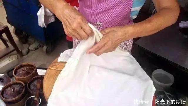大妈|大妈街头卖这小吃，出摊2个小时，3块钱一个，一天能卖五大桶！