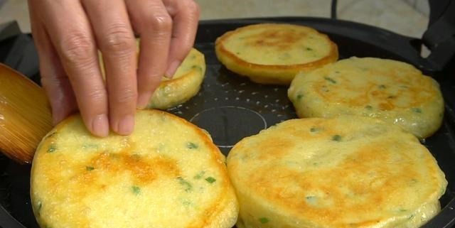 教你做手不沾面的烙饼，10分钟搞定全家人早餐，蓬松暄软像面包