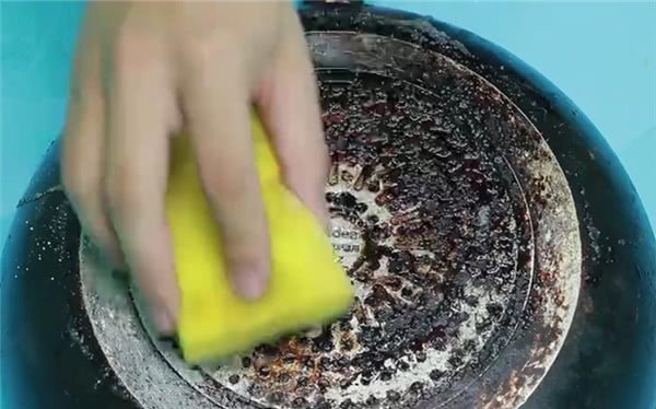 锅底|原来清洗锅底黑垢这么简单,不用一滴水,轻轻一擦洁净如新,省事