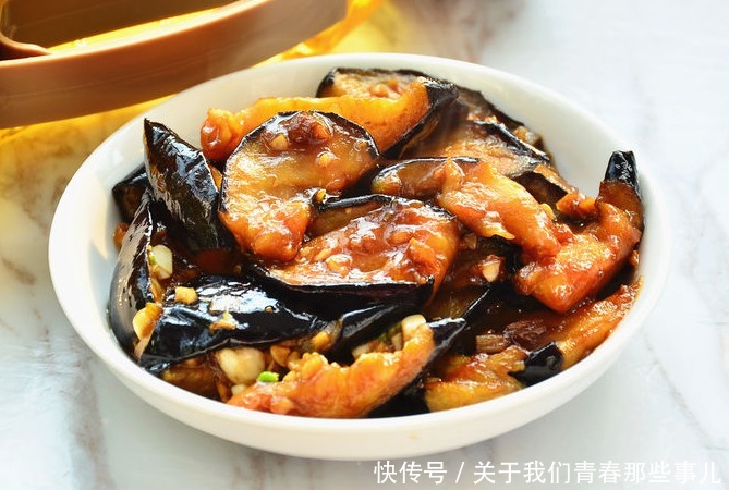 为啥|炒茄子时,为啥总发黑?下锅前多做2步,鲜香软嫩,不发黑不油腻