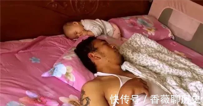 爸爸|爸爸和宝宝睡觉，醒来后宝宝却不见了，接下里一幕让妈妈哭笑不得