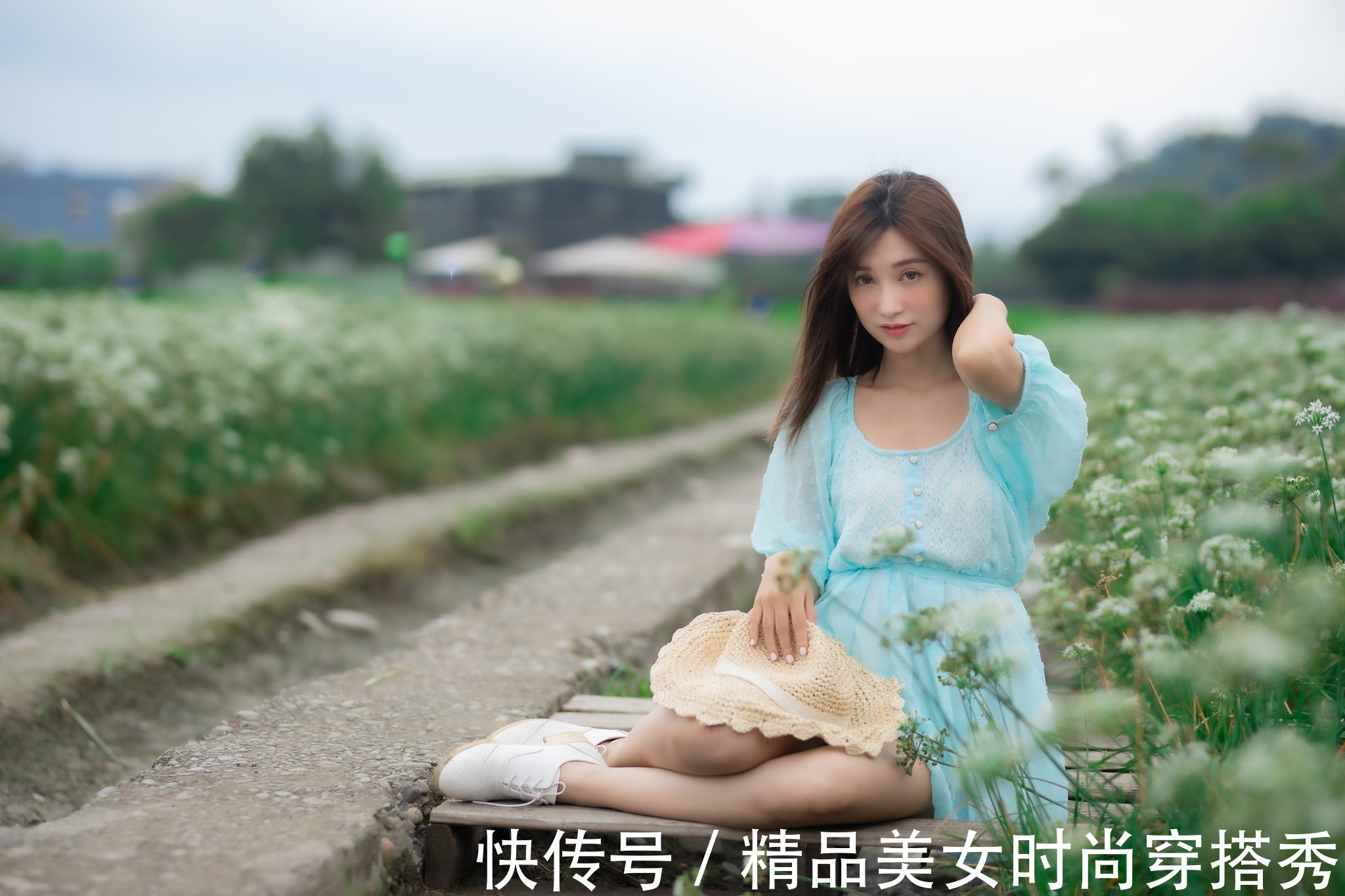 脱俗|衣服穿对了才是经典，深邃脱俗的淡雅连衣裙，优雅气质不凡