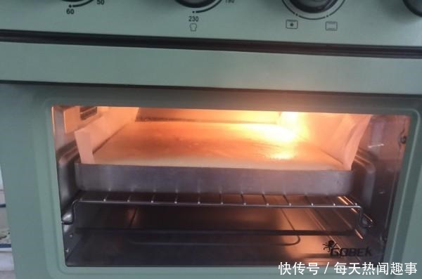 做蛋糕就要用烤箱教你一款无油小蛋糕,保证好吃到不想停