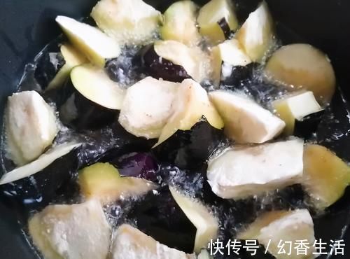 茄子皮|买茄子时,挑直的还是弯的好?多亏70岁菜老农告诫,再也不瞎买了