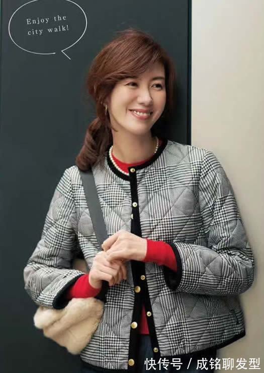 保暖 收起你的大衣吧,“上短下长”羽绒服穿搭很流行,时尚保暖有气质