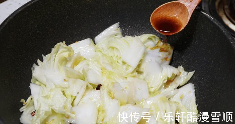 做醋溜白菜,除了会加醋,还要掌握4个技巧,脆嫩爽口下饭香