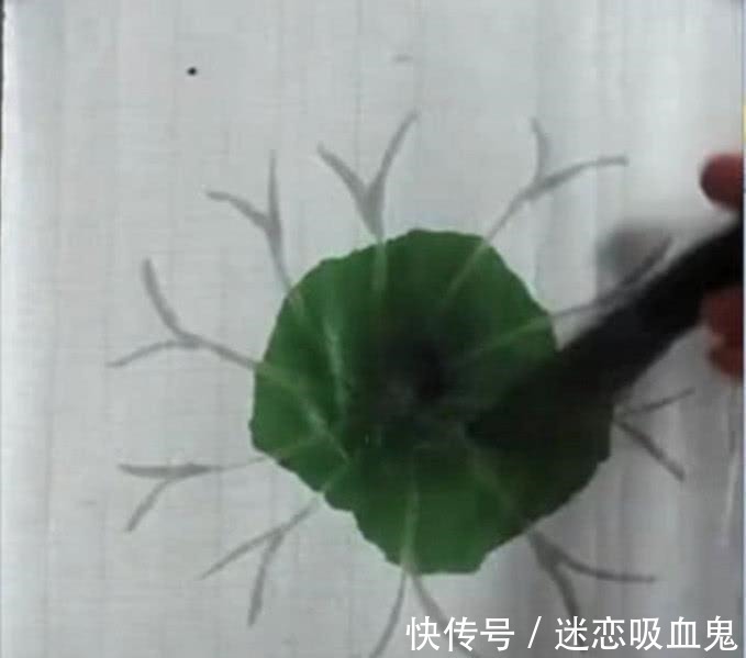 国画!大妈画国画就跟玩似的, 旋转几下毛笔, 一片3D版荷叶就画好了!