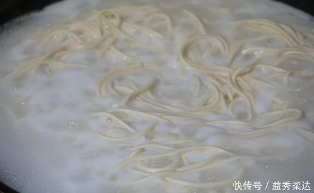 一家三口的家常晚餐，10块钱做一大桌，朋友说你家老公女儿真幸福