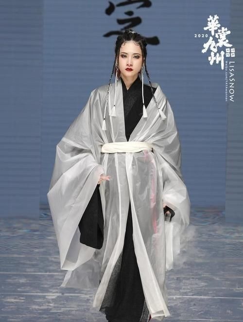 汉服@汉服与时尚结合被吐槽,模特身穿军大衣走秀,这也能被称为汉服?