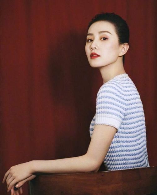 脸上有3个“特征”的女生，别总披头散发，扎头发露五官更女神