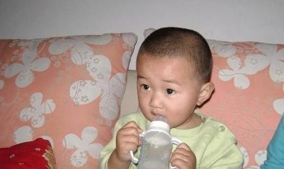 家长|劝告:3个时间段别给孩子喝水,很容易伤害脾胃,家长要记住