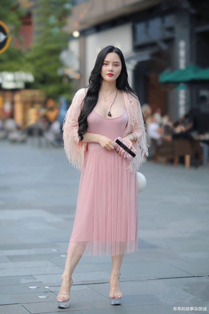 鞋子|街拍表姐这“鞋子”这么有特色,怪不得这么引入关注