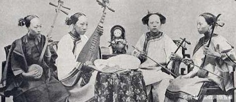 道人|清末旧照,罕见道人与尼姑合影,女子在全神贯注卖艺