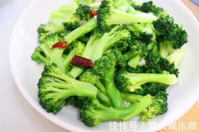 脆嫩|西蓝花炒不好吃？试试这做法，只用4种调味料，脆嫩爽口吃不够