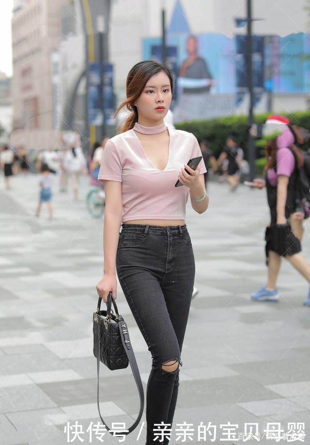 破洞|时尚穿搭粉色v领上衣,搭配灰色破洞牛仔裤,尽显减龄优雅气质