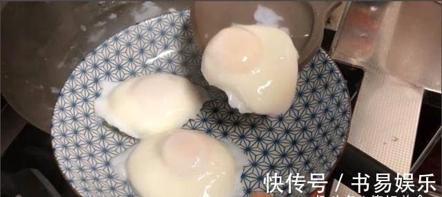 煮荷包蛋时,别冷水和开水下锅了,如此做,鸡蛋圆润更鲜嫩!