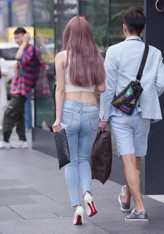 开叉裤 蓝色破洞打底裤搭配白色背心,款式感特别强,质感超凡