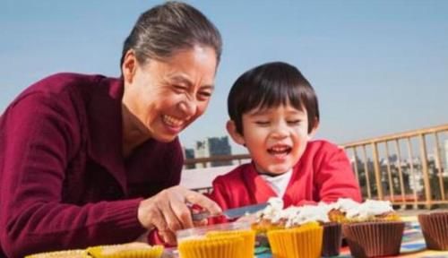 重庆外公实力宠娃,自制小火车接外孙放学,其他小朋友都羡慕极了