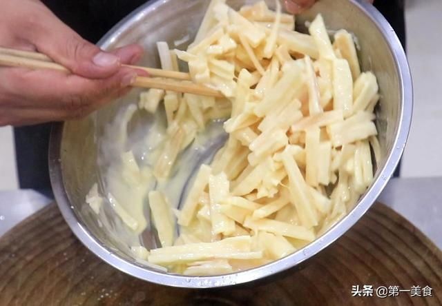 做法|厨师长分享莲藕新吃法，地道老式做法，一煎一顿，出锅比肉还香