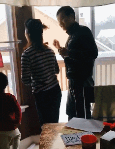 |搞笑GIF:第一次结婚没经验,岳父在上,小婿先干为敬