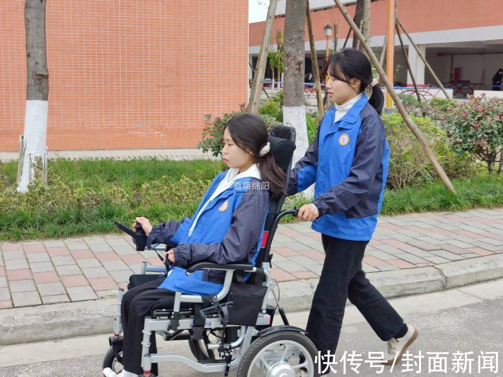 残疾|四川这位职校女生坚持2年背残疾同学上学 获阿里巴巴天天正能量奖