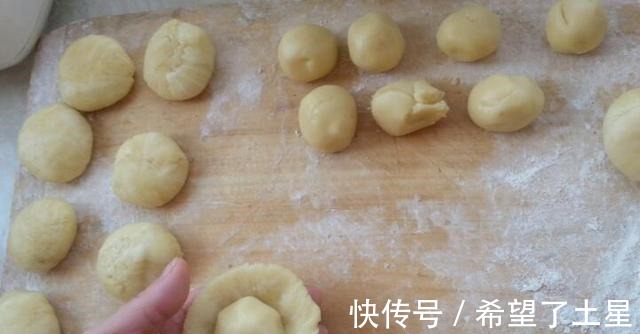 面团|中秋节快到了，教你自制月饼，不用烤箱，外酥里鲜，太香了！