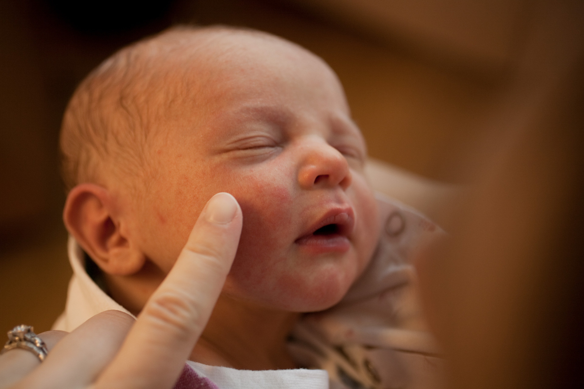 发育|“一月睡二月哭三月笑”,宝宝发育有规律,聪明妈妈巧应对