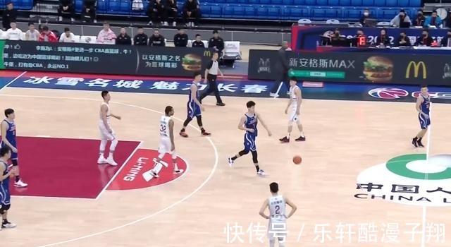 李春江|难堪!郭昊文无人防守秀扣篮,李春江国骂问候马布里