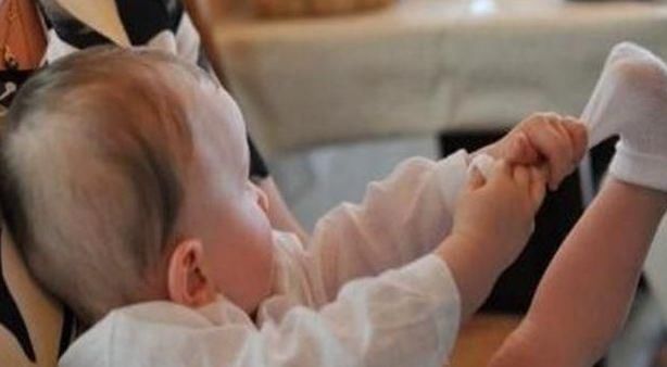 宝宝|宝宝在夏天该不该穿袜子？让孩子光脚跑的好处，家长不能忽视