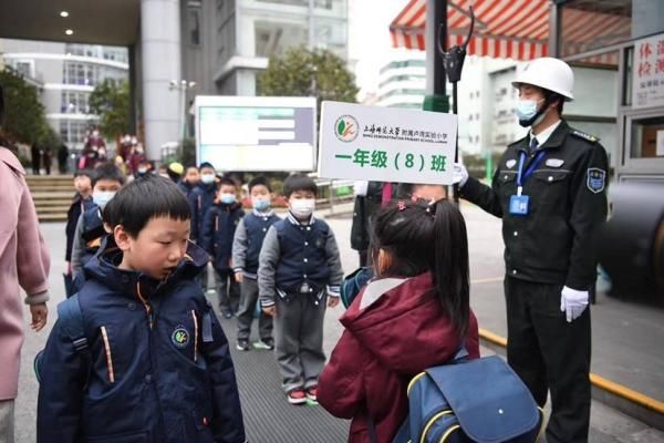 作业在学校里都完成啦！ “课后作业看护”为家长解除后顾之忧