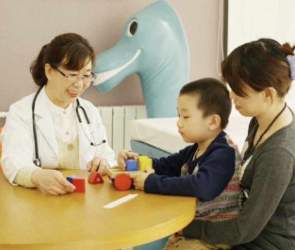 萌娃|“霸气萌娃”在医院走红,双手交叉视察工作,网友:领导范十足