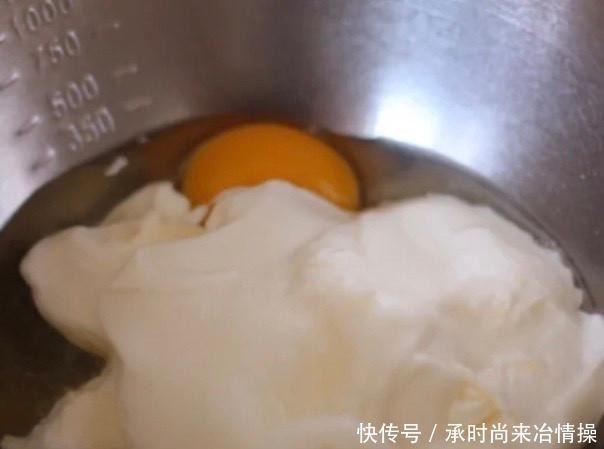 今天蒸一个酸奶蛋糕,不用打发不用烤箱,零失败,比烤的还要好吃!