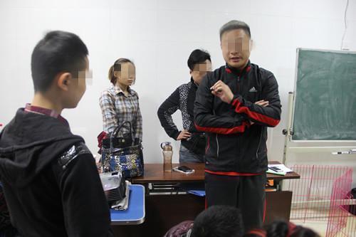 好好学习|熊孩子上课不认真,涂鸦书中名人图片,老师:该批评还是该夸奖呢