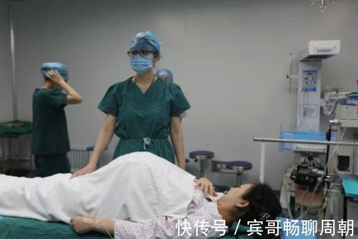 小倩|孕妈剖腹产生下双胞胎，医生告知她宝宝性别时，宝妈当场激动落泪