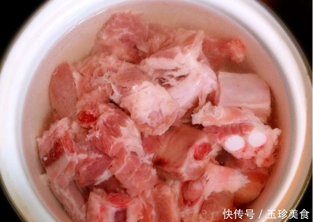 炖排骨时，不要直接焯水，多做一步，排骨才会更好吃！
