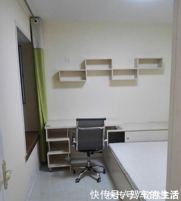 背景墙|新家唯一的阳台被加高20公分，媳妇直接当做休息区，衣服晾哪呢！
