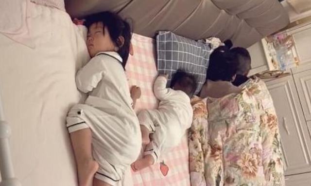 孩子|“佛系夫妻”睡姿火了,夫妻恩爱孩子随意睡,网友:孩子是意外