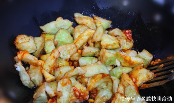 大厨教你做红烧茄子，记住这2点，不发黑不吸油，焦香软嫩不油腻