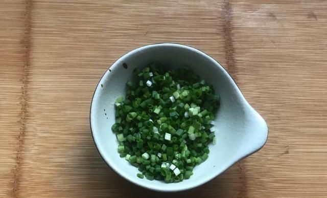 搅拌|早餐饼快速做法，2个鸡蛋，1碗面，10分钟做出全家人的早餐