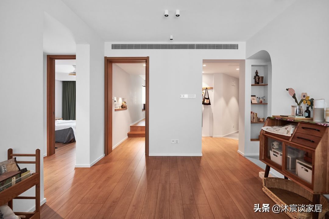玄关|44岁的阿姨，与母亲同住，两人把家布置得温馨美好，适合居家养老